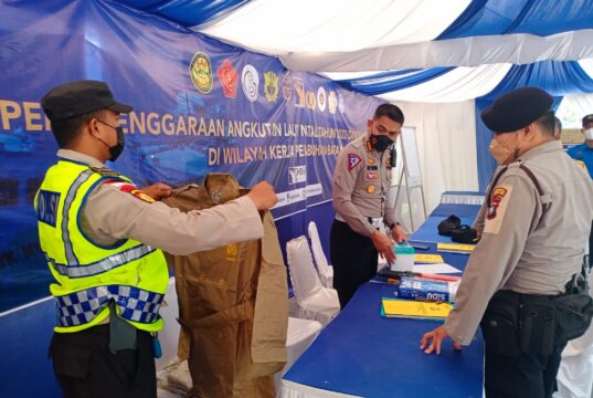 Karoops Polda Kepri Cek Pospam Nataru Karoops Polda Kepri mengecek pospam yang ada di Batam.