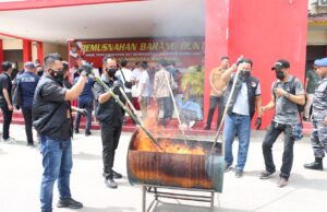 Polresta Barelang Musnahkan Sabu Senilai Rp 26 Miliar Polresta Barelang memusnahkan sabu senilai puluhan miliar rupiah.