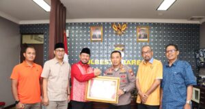 Kapolresta Barelang Terima Penghargaan dari DPRD Batam Kapolresta Barelang Kombes Nugroho mendapatkan penghargaan dari DPRD Batam.