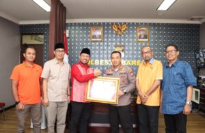 Kapolresta Barelang Kombes Nugroho mendapatkan penghargaan dari DPRD Batam.