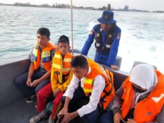 Sampan Layar Polisi, Antar Jemput Anak Sekolah di Pulau Ditpolairud Polda Kepri menawarkan program sampan layar, untuk mengantar jemput anak sekolah di pulau-pulau.