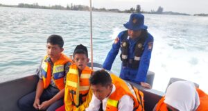 Sampan Layar Polisi, Antar Jemput Anak Sekolah di Pulau Ditpolairud Polda Kepri menawarkan program sampan layar, untuk mengantar jemput anak sekolah di pulau-pulau.