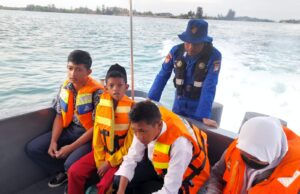 Sampan Layar Polisi, Antar Jemput Anak Sekolah di Pulau Ditpolairud Polda Kepri menawarkan program sampan layar, untuk mengantar jemput anak sekolah di pulau-pulau.
