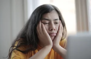 Dampak Buruk Seseorang Kecanduan Nonton Porno Sedang menonton