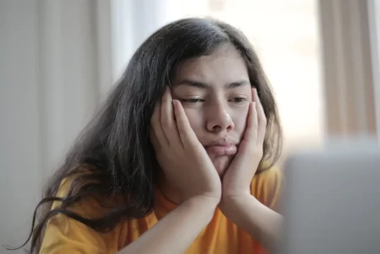 Dampak Buruk Seseorang Kecanduan Nonton Porno Sedang menonton