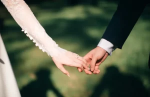 Tangan Sepasang Kekasih