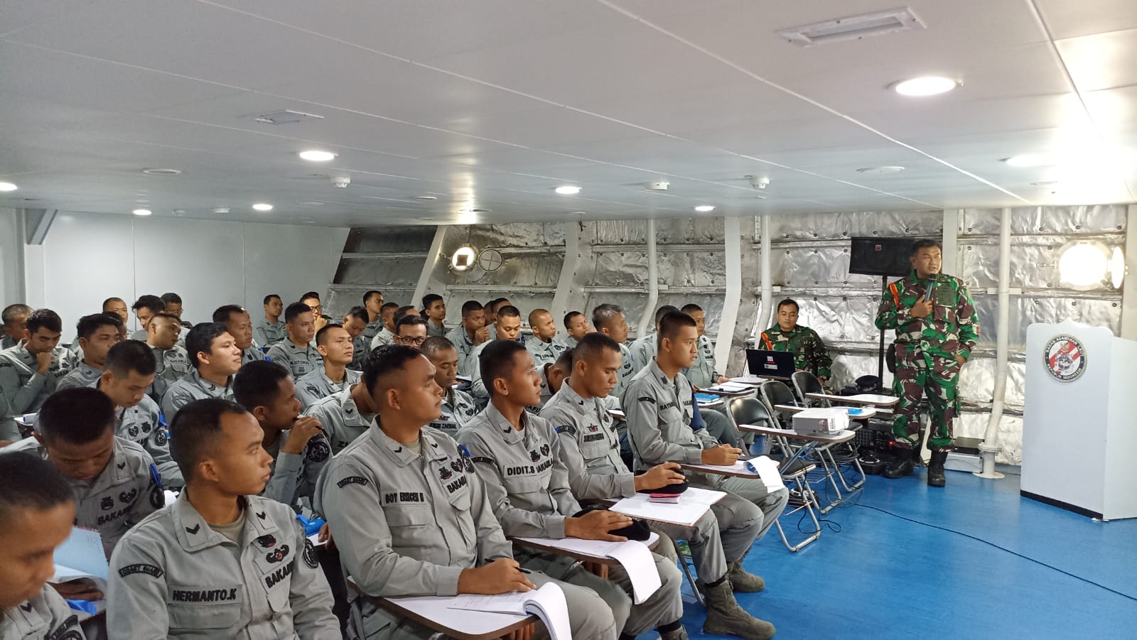 Puluhan personel KN Tanjung Datu-301 mengikuti pelatihan di Batam.