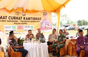 Kapolresta Barelang, Kombes Nugroho mendengarkan curhat dari masyarakat Tanjung Riau, Batam.