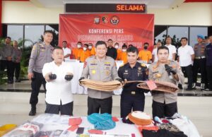 Polisi Tangkap Lima Penambang Timah Ilegal di Lingga Polda Kepri menangkap 5 orang penambang timah ilegal di Lingga.