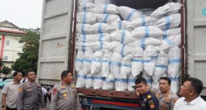 Dua Kontainer Barang Bekas Diamankan Polisi Ditreskrimsus Polda Kepri mengamankan dua kontainer berisikan barang-barang bekas dari Singapura, untuk dijual di Batam.