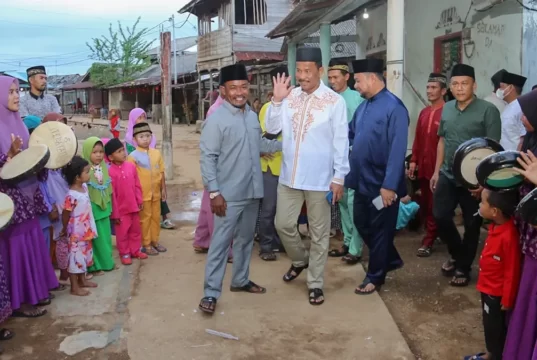 Safari Ramadan di Hinterland, Rudi Serahkan Bantuan untuk Masjid di Pulau Nguan Safari Ramadan di Hinterland