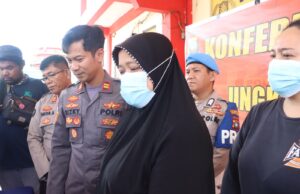 Polisi Tangkap Penyalur PMI Ilegal ke Singapura Polisi menangkap penyalur PMI ilegal ke Malaysia dan Singapura.