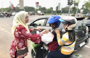 Piswan DPRD Batam Bagikan Ribuan Takjil ke Pengendara Piswan DPRD Batam