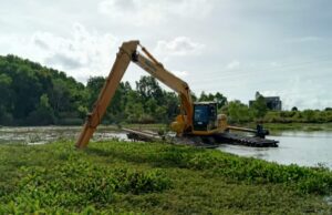 Jaga Ketersediaan Air, BP Batam Bersihkan Eceng Gondok di Tiga Waduk BP Batam