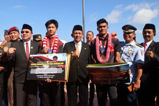 Sananta dan Septiadi Terima Bonus Rp100 Juta dari Gubernur Kepri Ramadhan Sananta