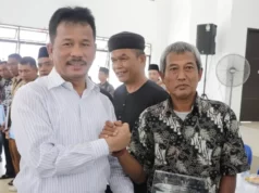 Bikin Kagum Kaum Travelers, HMR Akan Tambah Penataan Jalan di Belakangpadang WALI KOTA Batam Muhammad Rudi menyerahkan sertifikat tanah