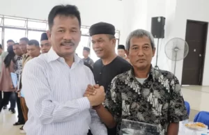 Bikin Kagum Kaum Travelers, HMR Akan Tambah Penataan Jalan di Belakangpadang WALI KOTA Batam Muhammad Rudi menyerahkan sertifikat tanah