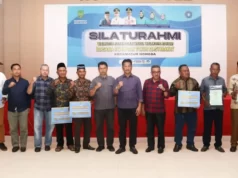 Wali Kota Batam Pastikan, Selama Menjabat Akan Terus Pertahankan Insentif bagi Ketua RT/RW WALI KOTA Batam foto bersama usai menyerahkan Insentif Ketua RT RW Nongsa