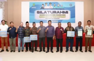 Wali Kota Batam Pastikan, Selama Menjabat Akan Terus Pertahankan Insentif bagi Ketua RT/RW WALI KOTA Batam foto bersama usai menyerahkan Insentif Ketua RT RW Nongsa