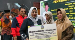 Gubernur Kepri Serahkan Insentif 281 Guru di Lingga Gubernur Kepri