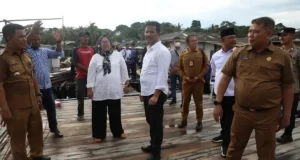 Tanggap sejak Awal, Wali Kota Batam Tinjau Rehabilitasi Korban Puting Beliung di Kasu & Bawa Bantuan Wali Kota Batam Tinjau Rehabilitasi Korban Puting Beliung di Kasu