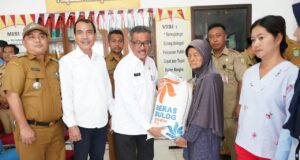 Sekda Batam Serahkan 752 Kg Beras untuk Korban Kebakaran di Pulau Kasu Sekda Batam