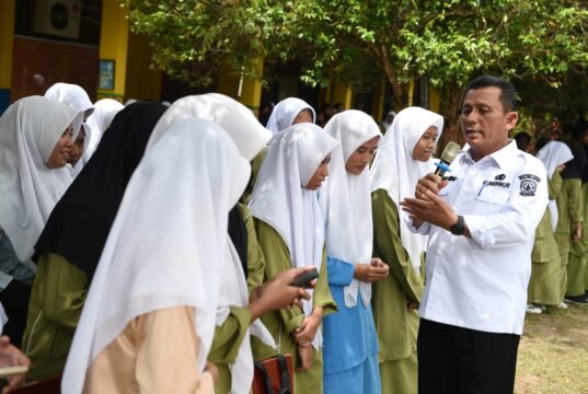 Ansar Dorong Siswa SMAN 1 Lingga Bermimpi Besar SMAN 1 Lingga
