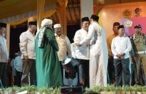 Ribuan Masyarakat Karimun Membanjiri Acara Tabligh Akbar yang Dihadri Gubernur Kepri Gubernur Kepri
