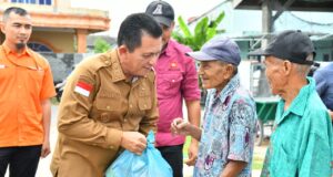 Gubernur Kepri Serahkan Bantuan Sosial Bagi Warga Kavling Lama Kota Batam Gubernur Kepri