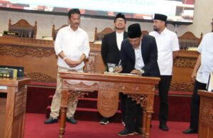 Wakil Ketua I DPRD Batam Sampaikan Hasil Pembahasan Raperda APBD 2024 DPRD Batam