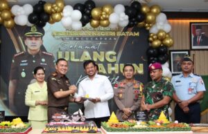 Nuryanto Ikut Beri Kejutan di Acara Ultah Kajari Batam Kajari Batam