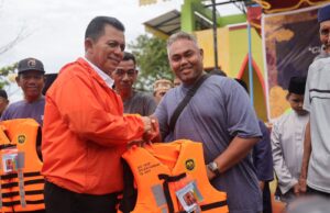Warga Penyengat Terima Bantuan Life Jacket, Ring Buoy dan Becak Listrik Penyengat