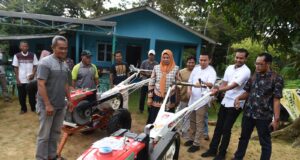 Ketua PKK Kepri Serahkan 9 Traktor Tangan untuk Poktan Desa Ekang Enculai Ketua PKK Kepri