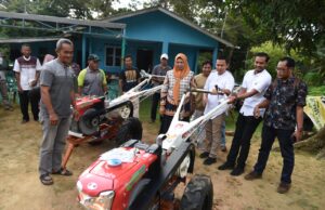 Ketua PKK Kepri Serahkan 9 Traktor Tangan untuk Poktan Desa Ekang Enculai Ketua PKK Kepri