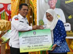 Ansar Serahkan Insentif Rp878 Juta untuk Guru TK, PAUD dan RA di Karimun