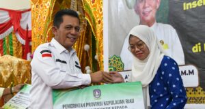 Ansar Serahkan Insentif Rp878 Juta untuk Guru TK, PAUD dan RA di Karimun