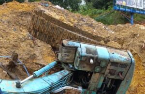 Dua Pipa Air Patah Tertimpa Eskavator di Simpang Indomobil Batam Indomobil Batam