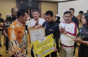 17 Atlet Pelajar Berprestasi dan 15 Pelatih Terima Bantuan Dana dari Pemprov Kepri Atlet Kepri