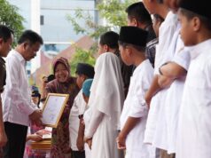 Mensos Risma Bagikan Akta Lahir dan KIA Ratusan Anak LKSA di Batam Mensos Risma Batam