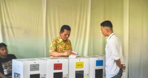Nyoblos di TPS 002 Tanjungpinang Timur, Ansar Ajak Masyarakat Gunakan Hak Pilih Pemilu 2024