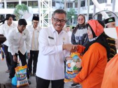 Jefridin Serahkan Bantuan Zakat, Momen Apresiasi untuk Pahlawan Kebersihan Jefridin Serahkan Bantuan Zakat untuk Satgas Dinas Lingkungan Hidup