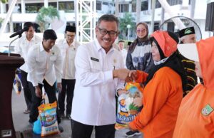 Jefridin Serahkan Bantuan Zakat, Momen Apresiasi untuk Pahlawan Kebersihan Jefridin Serahkan Bantuan Zakat untuk Satgas Dinas Lingkungan Hidup