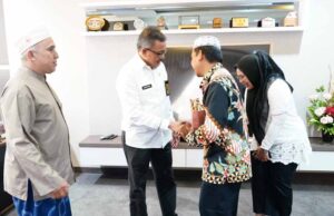 Serahkan Zakat Mal Kepada Baznas Kota Batam, Jefridin Imbau Umat Muslim Segera Membayar Zakat Mal Sekretaris Daerah Kota Batam Serahkan Zakat Mal Kepada Baznas Kota Batam