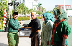 Hardiknas 2024, Jefridin Beri Penghargaan kepada Sekolah, Guru dan Siswa Berprestasi Hardiknas Batam