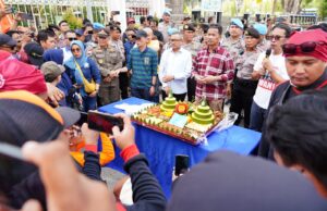 Jefridin Dampingi Rudi Terima Ratusan Buruh Batam yang Gelar Aksi Damai Buruh Batam