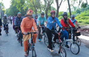 Berbaju Melayu dan Bertanjak, Jefridin Gowes Bersama Komunitas Pesepeda Batam Jefridin Batam
