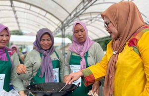 Tumbuhkan Kreatifitas, Wagub Marlin Latih Ibu-ibu Olah Hasil Perikanan Marlin Latih Ibu-ibu Olah Hasil Perikanan