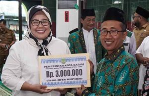 Wagub Marlin: Jadikan Perbedaan Sebagai Kekuatan Untuk Lanjutkan Pembangunan Kota Batam TP PKK dan Wali Kota Batam menyerahkan secara simbolis insentif untuk tokoh agama