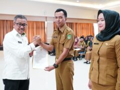 Serahkan Secara Simbolis Perjanjian Kerja PPPK Formasi Tahun 2023, Pesan Jefridin Berikan Pelayanan Terbaik Untuk Masyarakat Jefridin Serahkan Secara Simbolis Perjanjian Kerja 2023