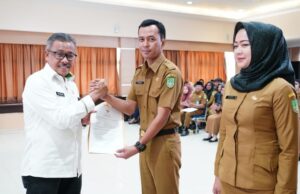 Serahkan Secara Simbolis Perjanjian Kerja PPPK Formasi Tahun 2023, Pesan Jefridin Berikan Pelayanan Terbaik Untuk Masyarakat Jefridin Serahkan Secara Simbolis Perjanjian Kerja 2023